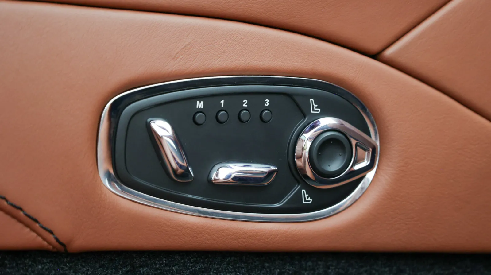 Aston Martin DBS photo 28