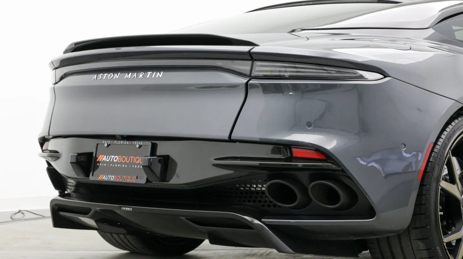 Aston Martin DBS photo 11
