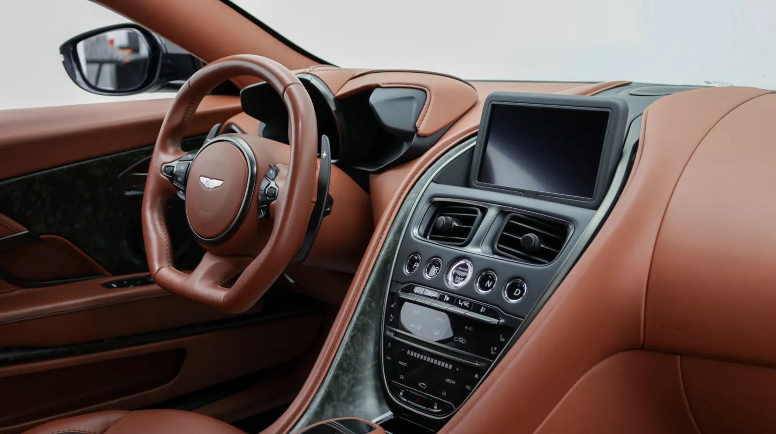 Aston Martin DBS photo 30