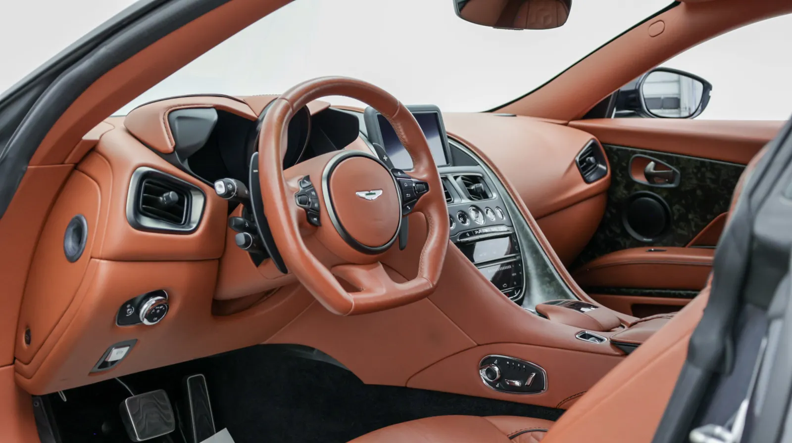 Aston Martin DBS photo 18