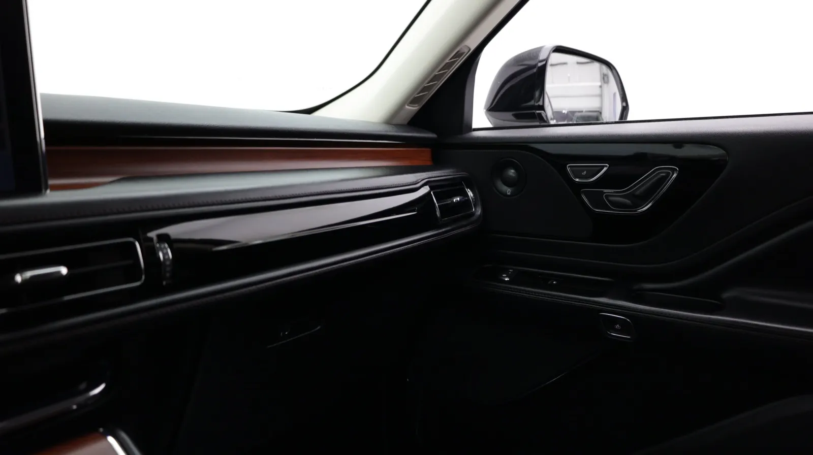 Lincoln Aviator photo 28