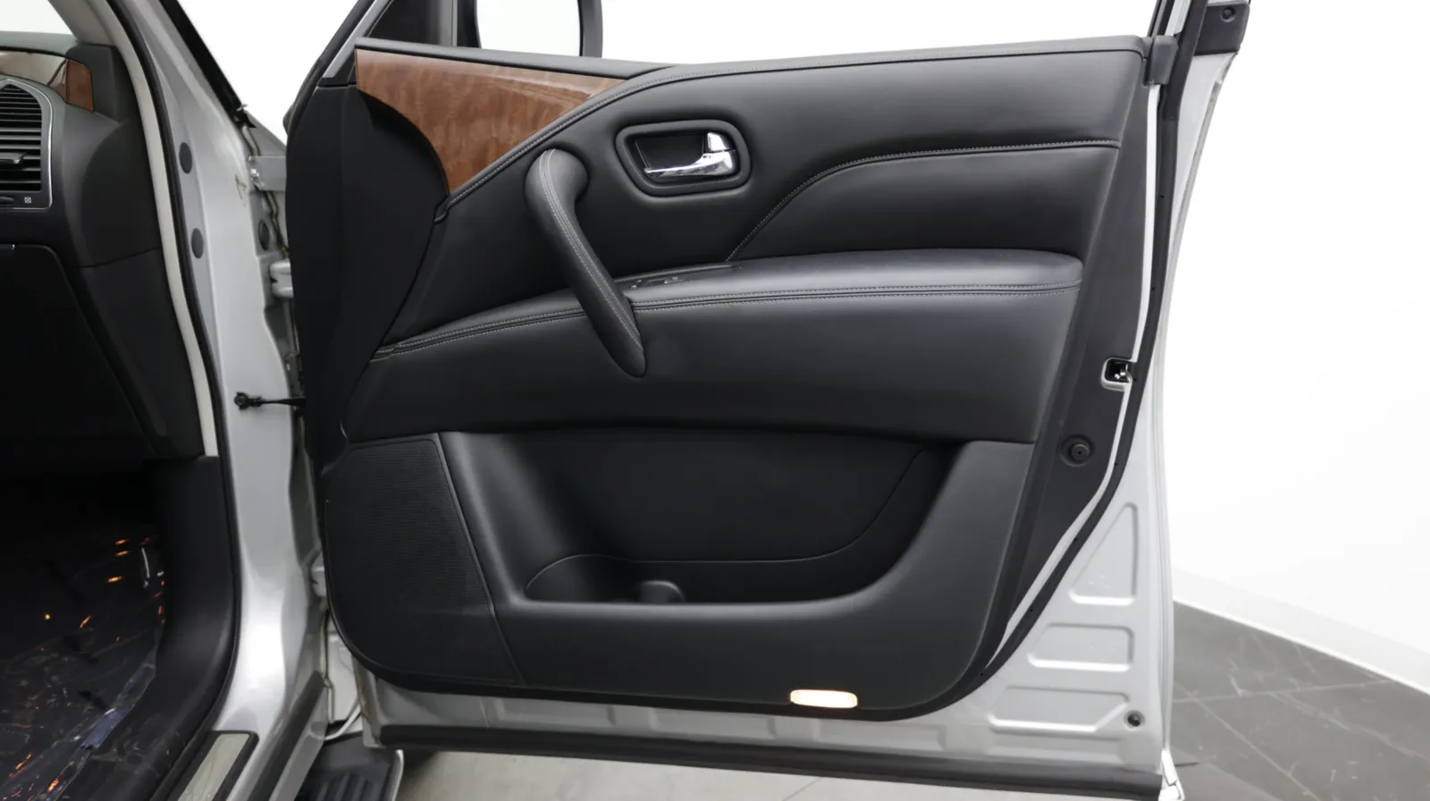 Infiniti QX80 photo 44