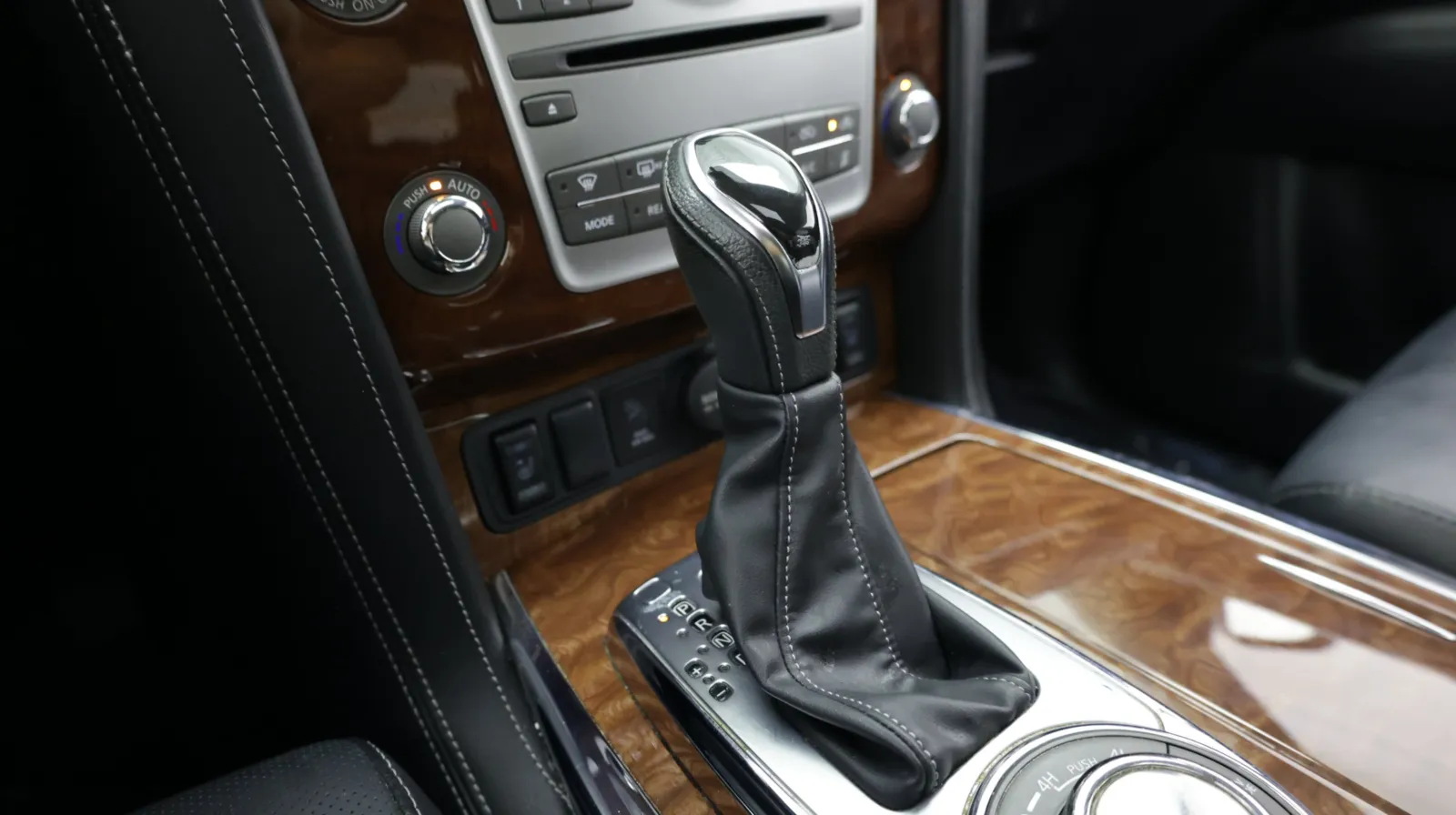 Infiniti QX80 photo 20