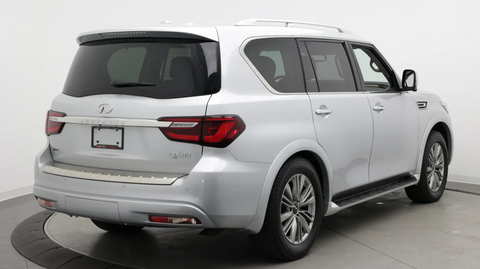 Infiniti QX80 photo 9