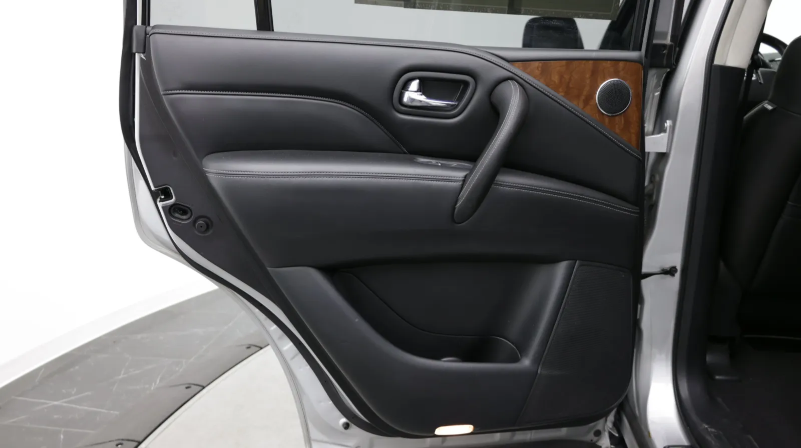 Infiniti QX80 photo 33