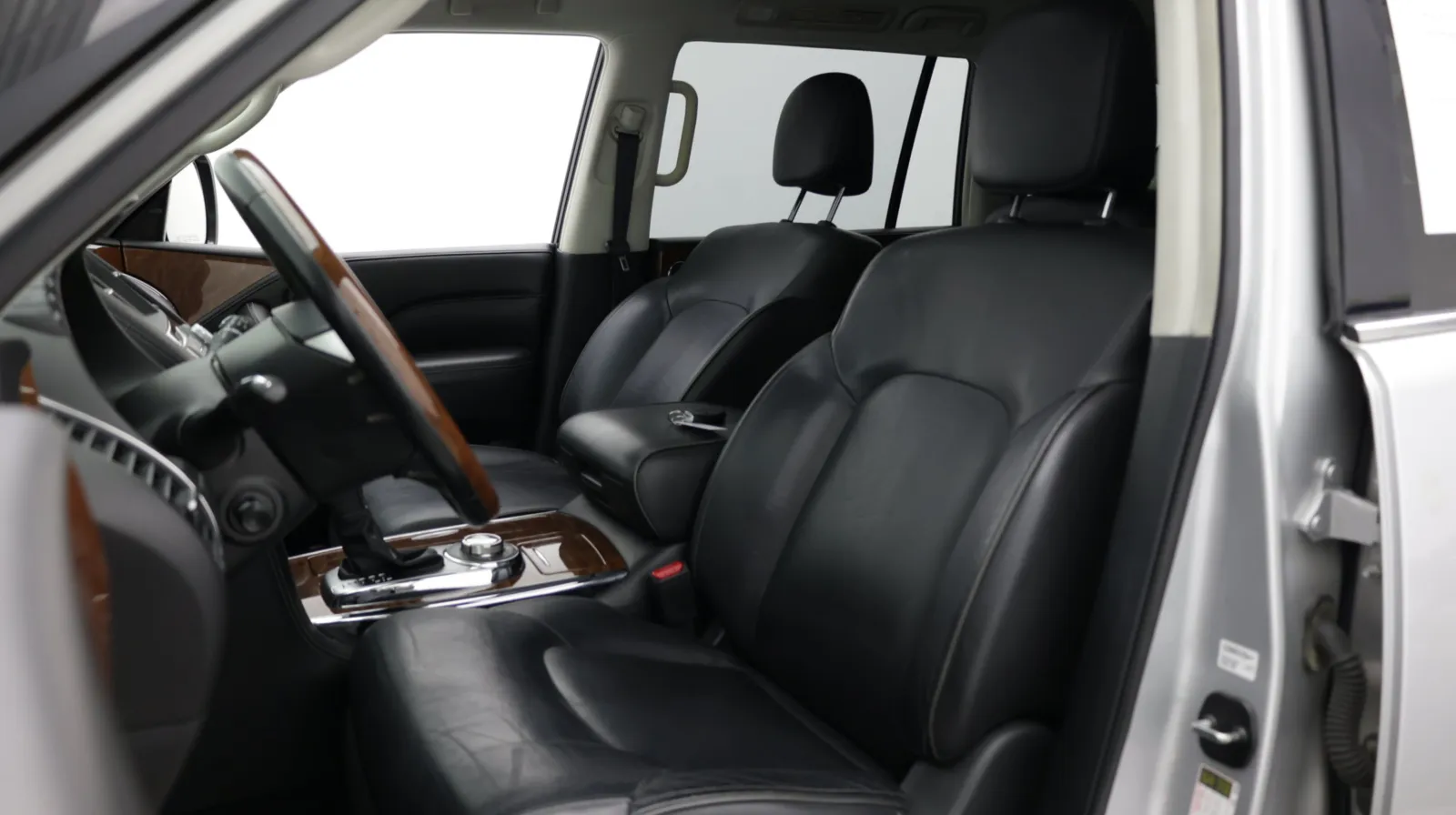 Infiniti QX80 photo 18