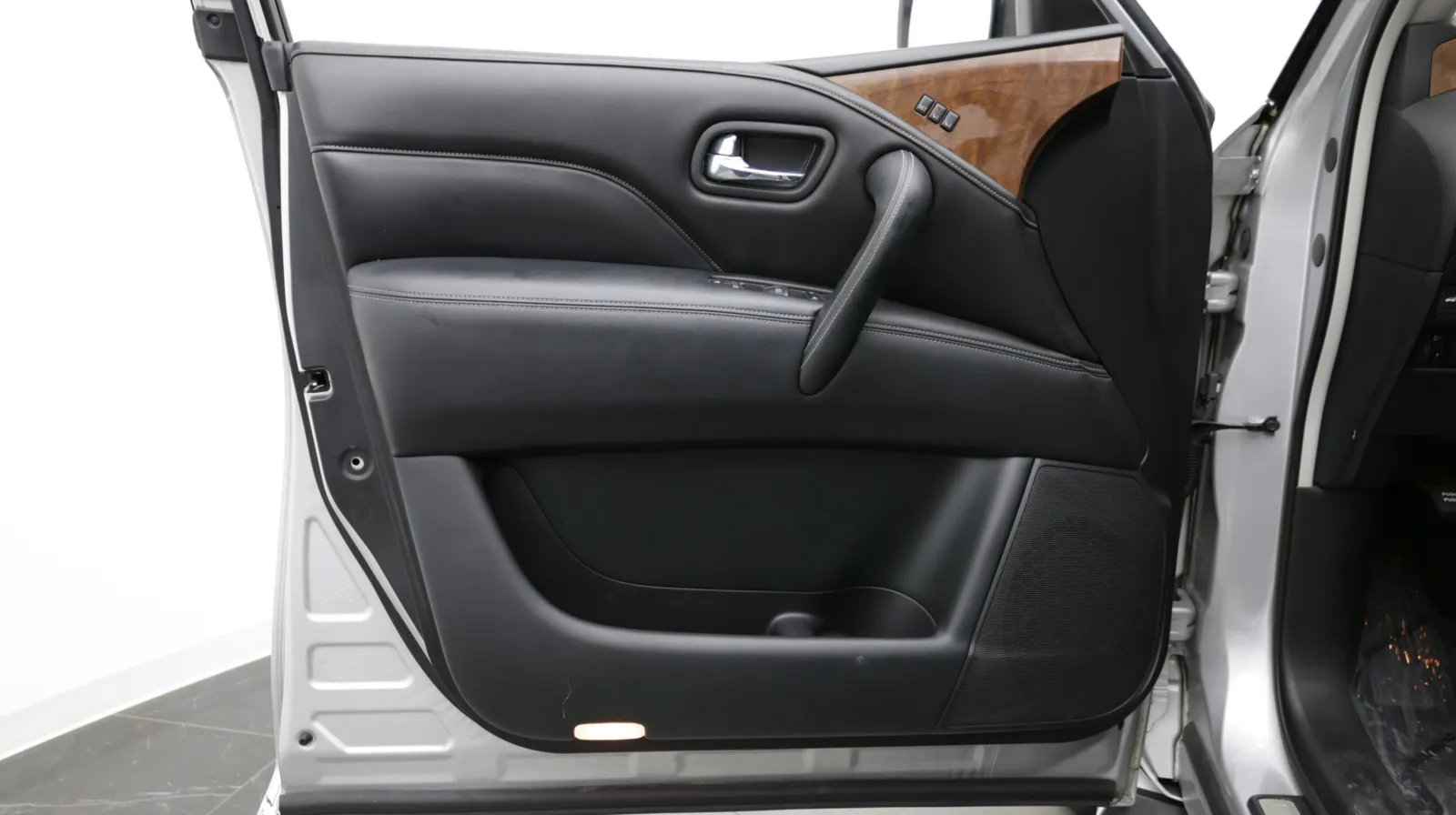 Infiniti QX80 photo 13