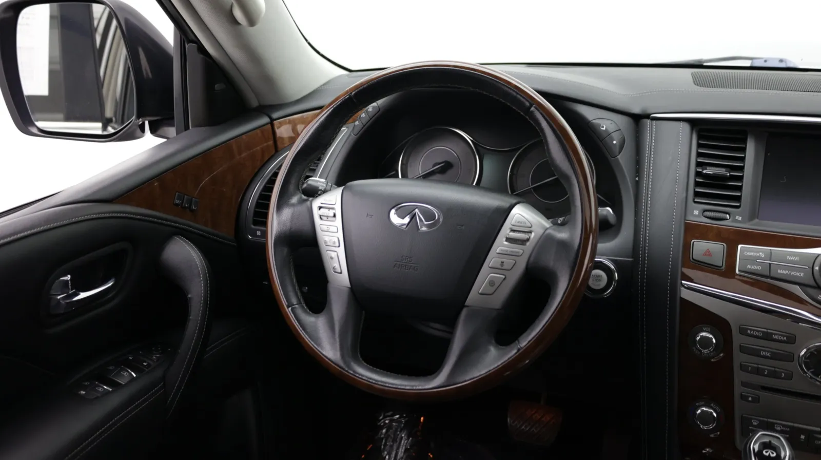 Infiniti QX80 photo 36