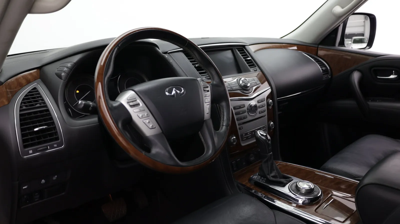 Infiniti QX80 photo 14