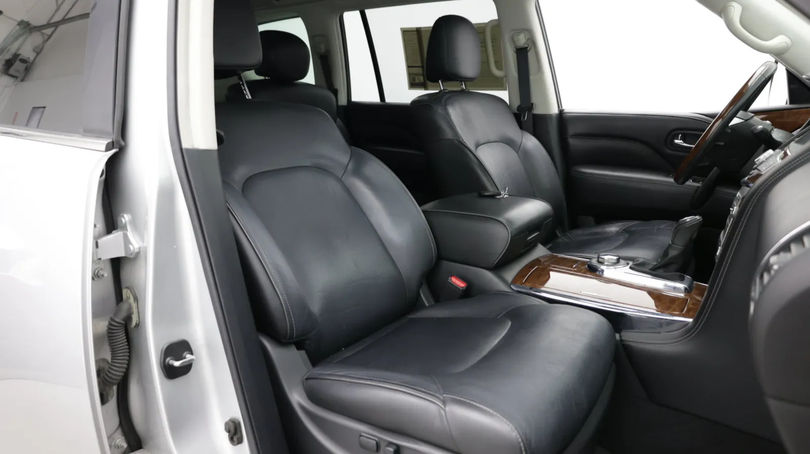 Infiniti QX80 photo 47