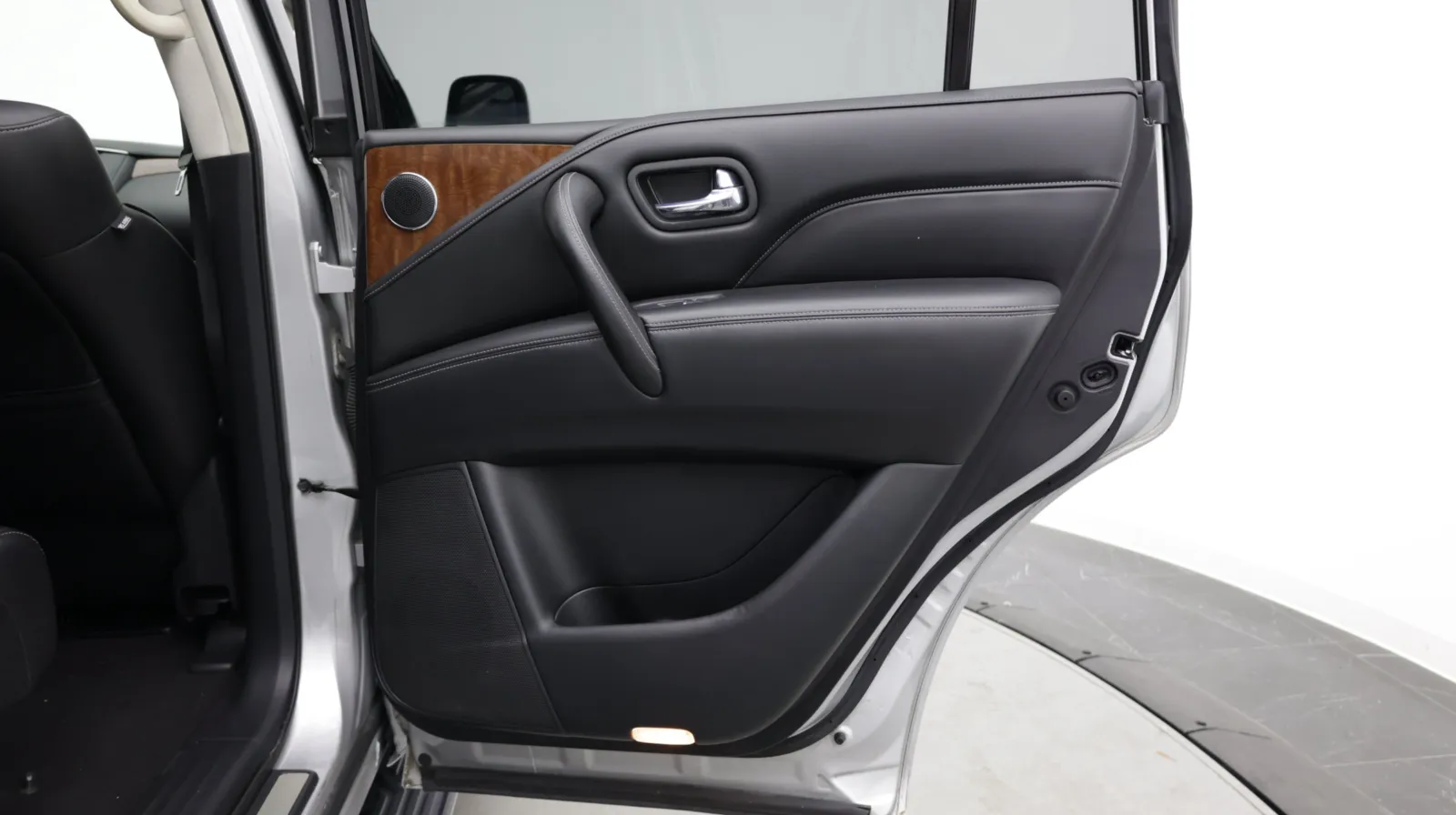 Infiniti QX80 photo 42