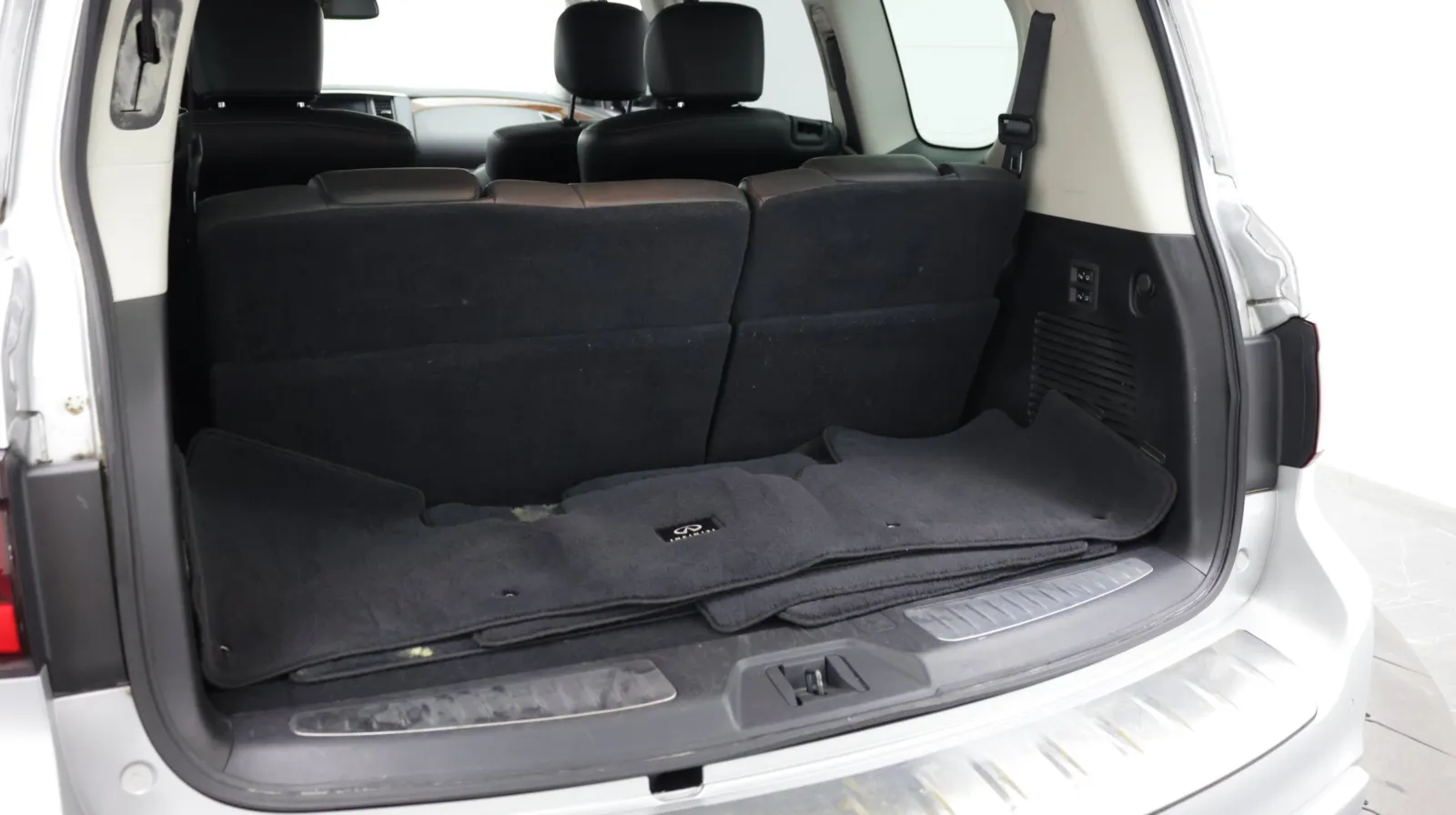 Infiniti QX80 photo 39