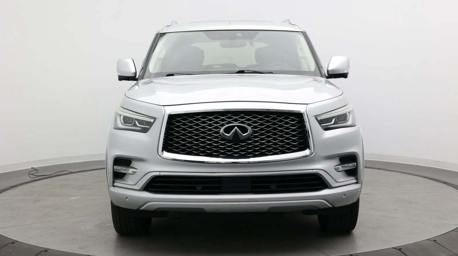 Infiniti QX80 photo 2