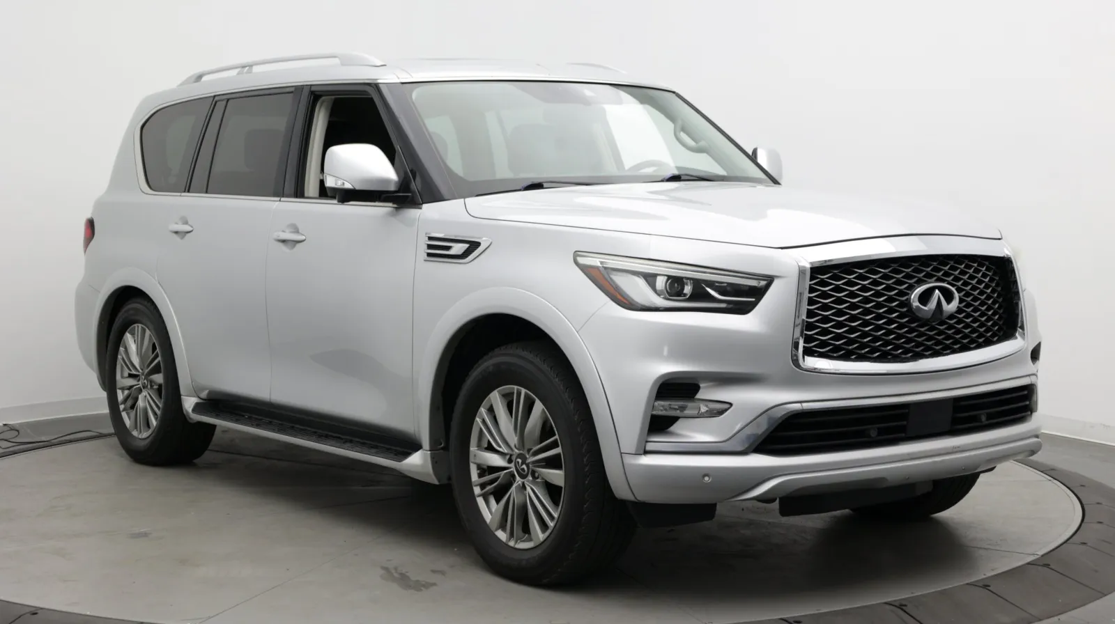 Infiniti QX80 photo 3