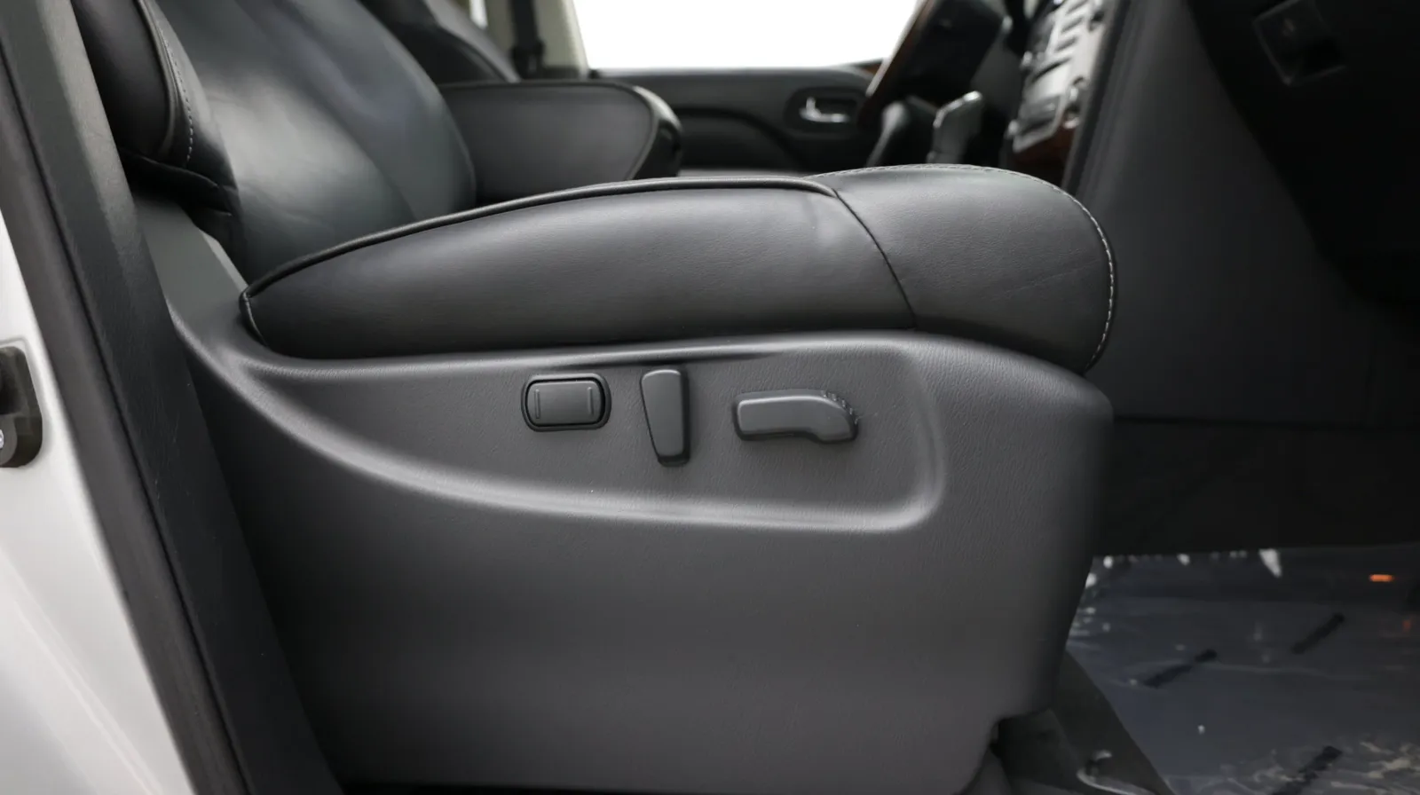 Infiniti QX80 photo 45