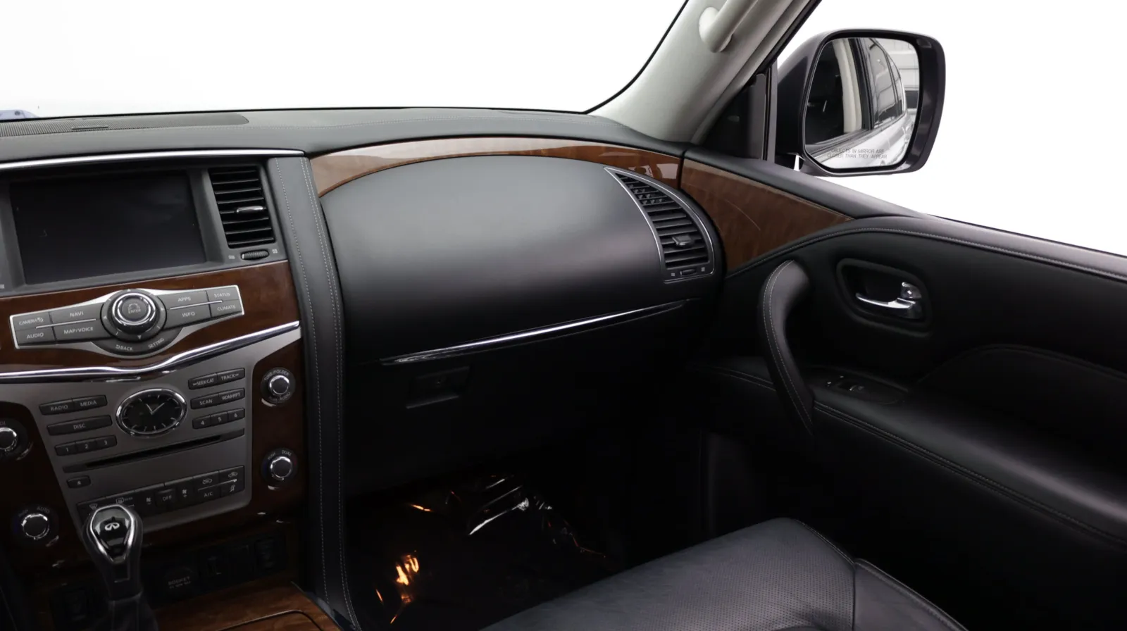 Infiniti QX80 photo 38