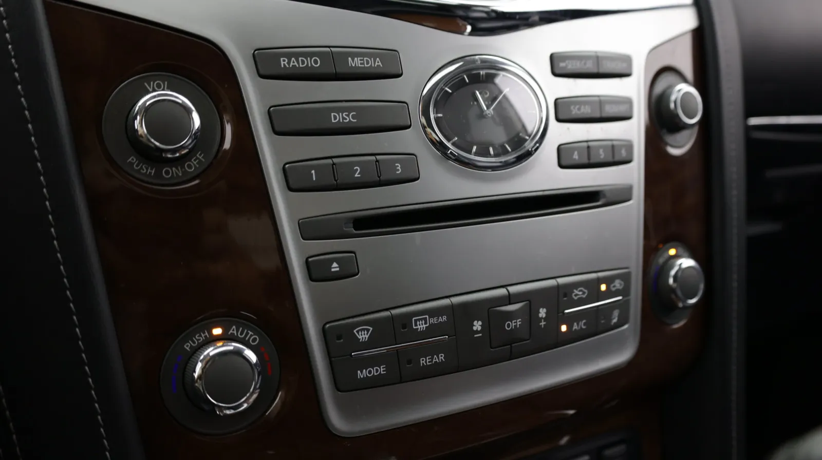 Infiniti QX80 photo 22