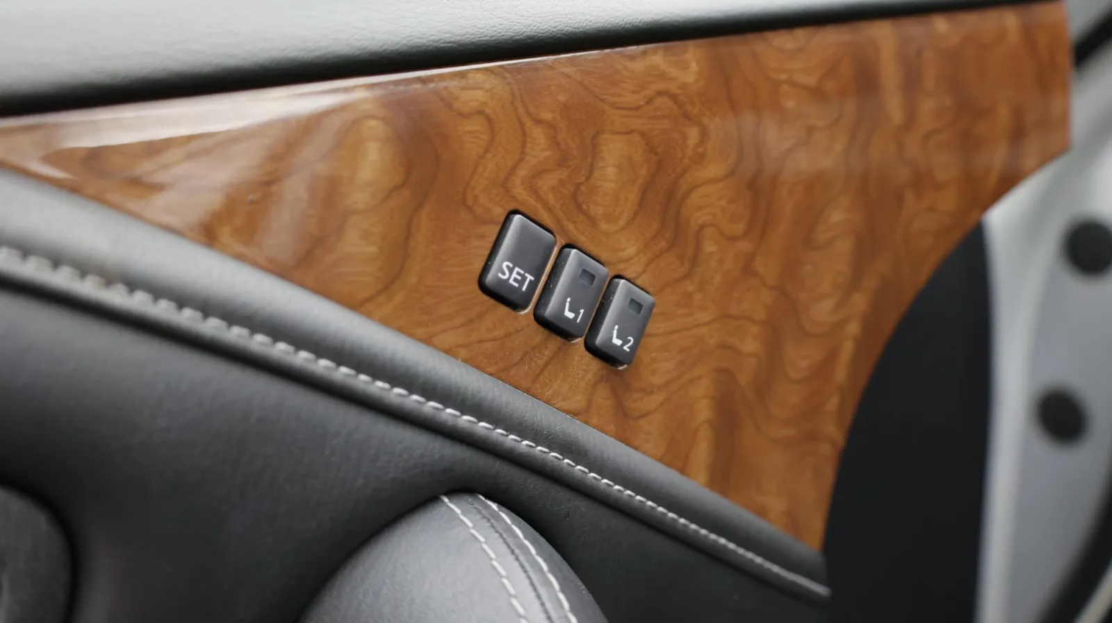 Infiniti QX80 photo 16