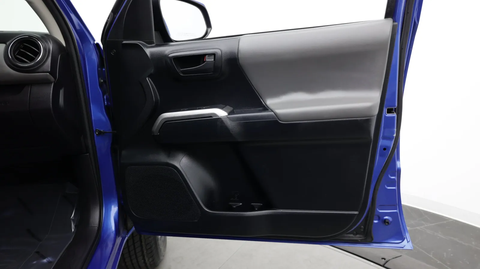 Toyota Tacoma photo 27