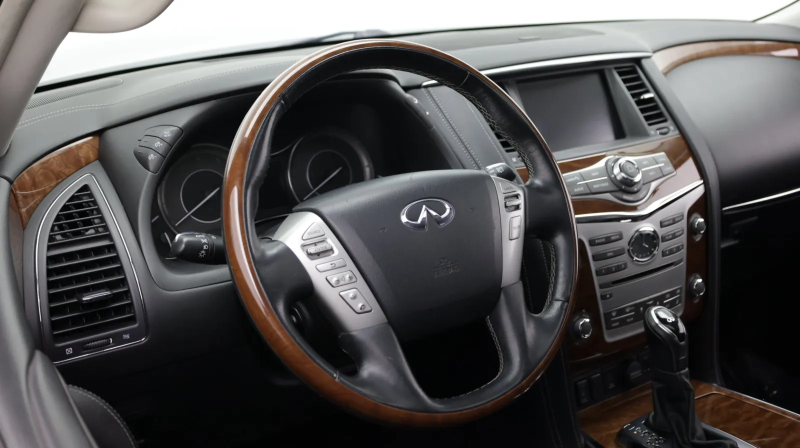 Infiniti QX80 photo 12