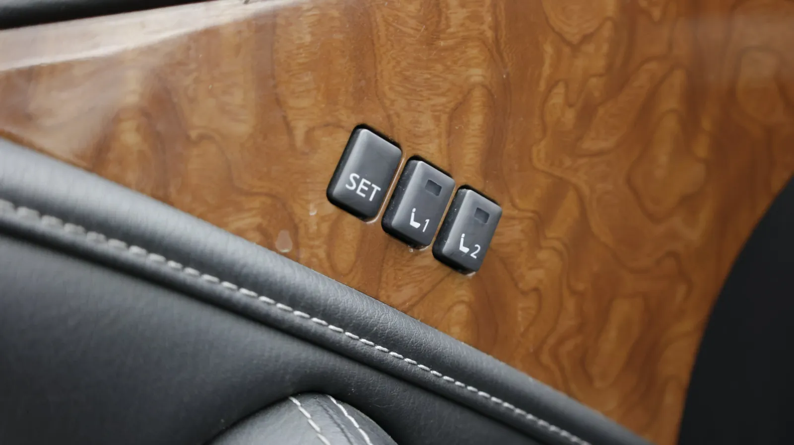 Infiniti QX80 photo 16
