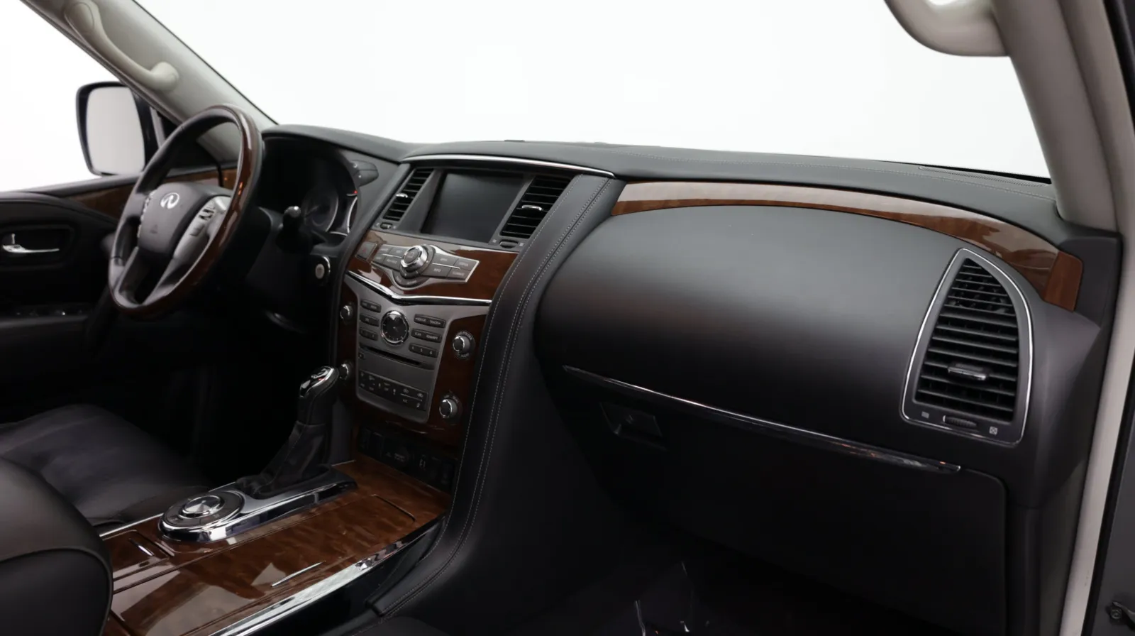 Infiniti QX80 photo 45
