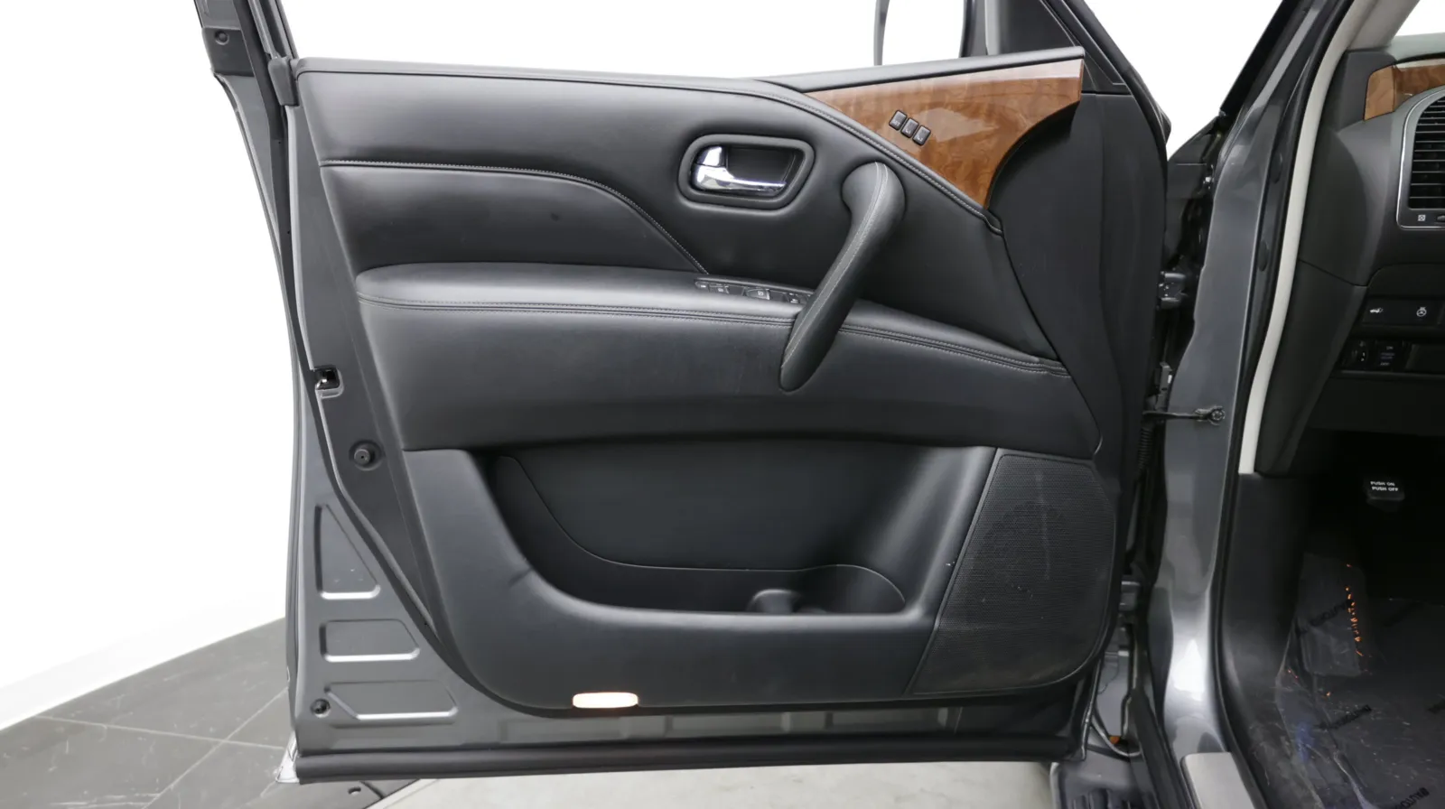 Infiniti QX80 photo 13