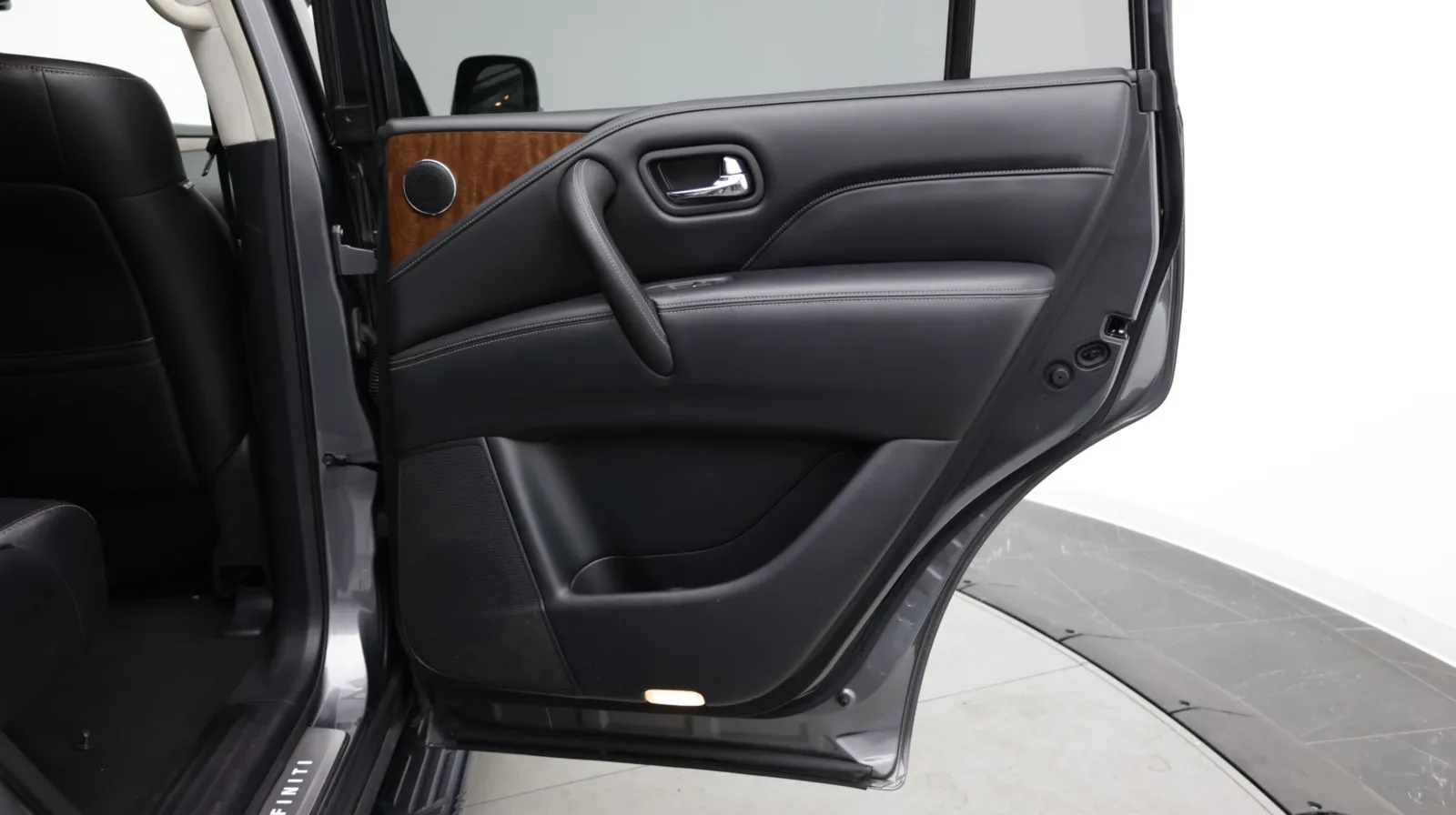 Infiniti QX80 photo 40