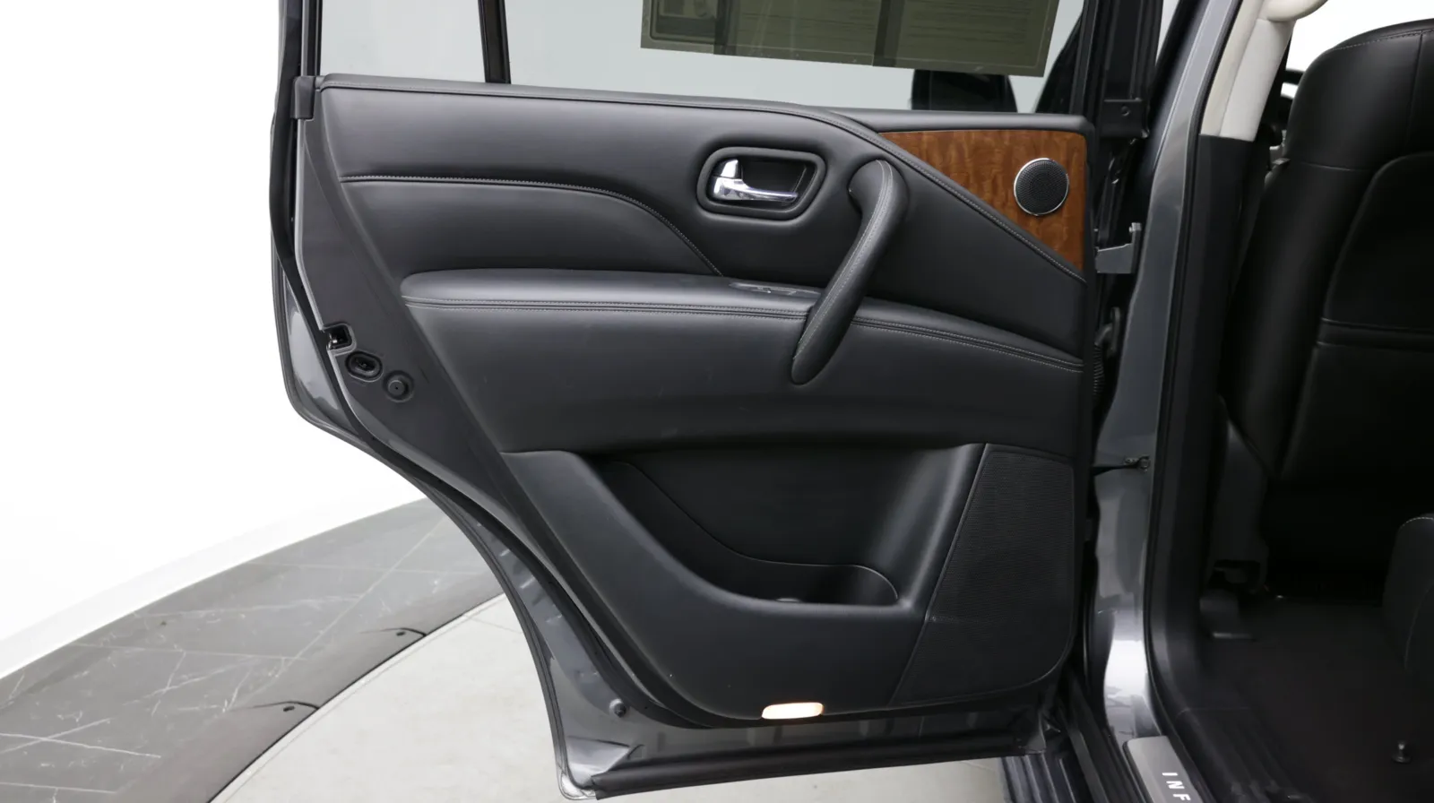 Infiniti QX80 photo 31