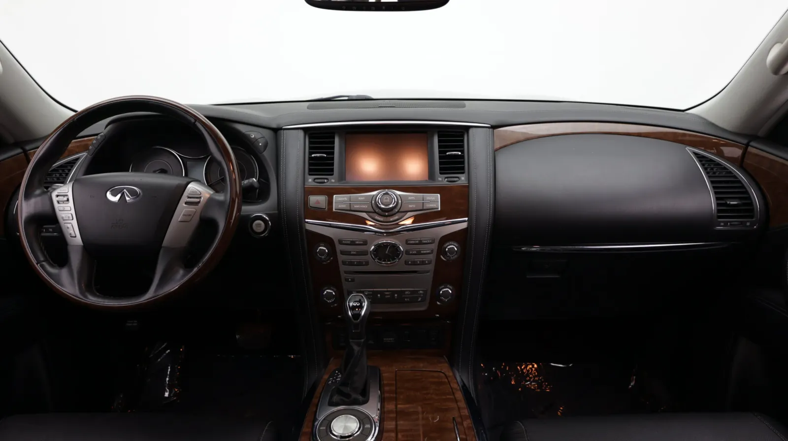 Infiniti QX80 photo 34