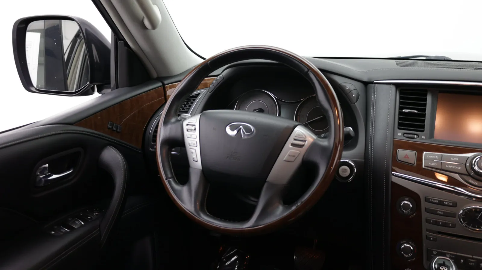 Infiniti QX80 photo 33