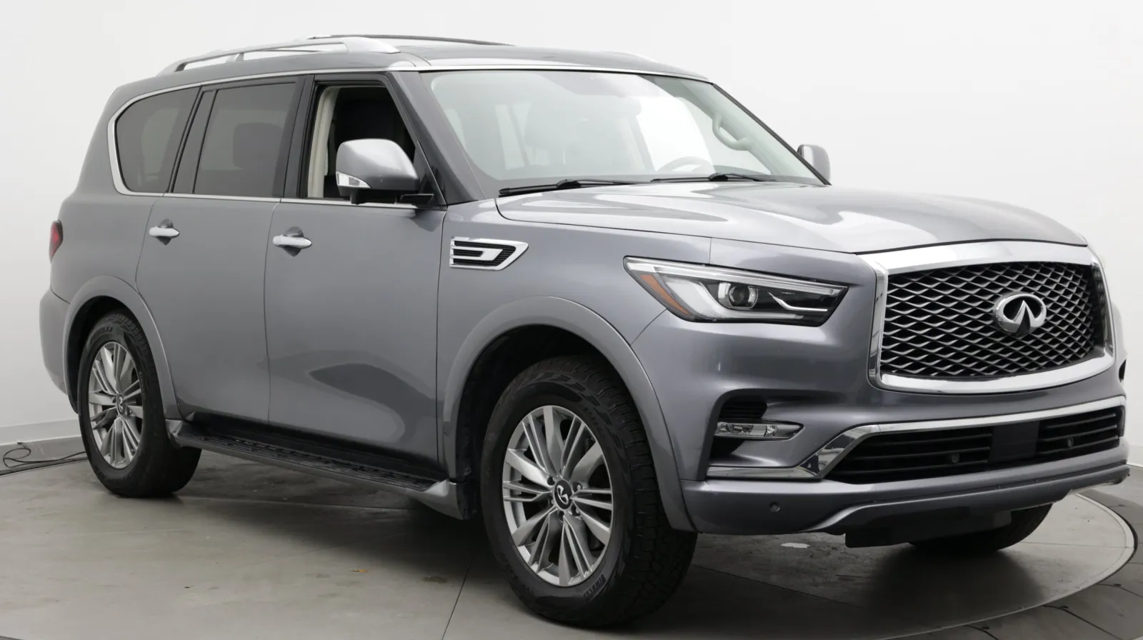 Infiniti QX80 photo 3