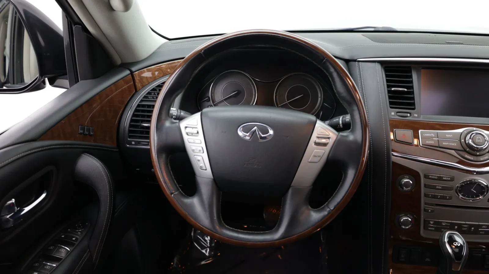Infiniti QX80 photo 32