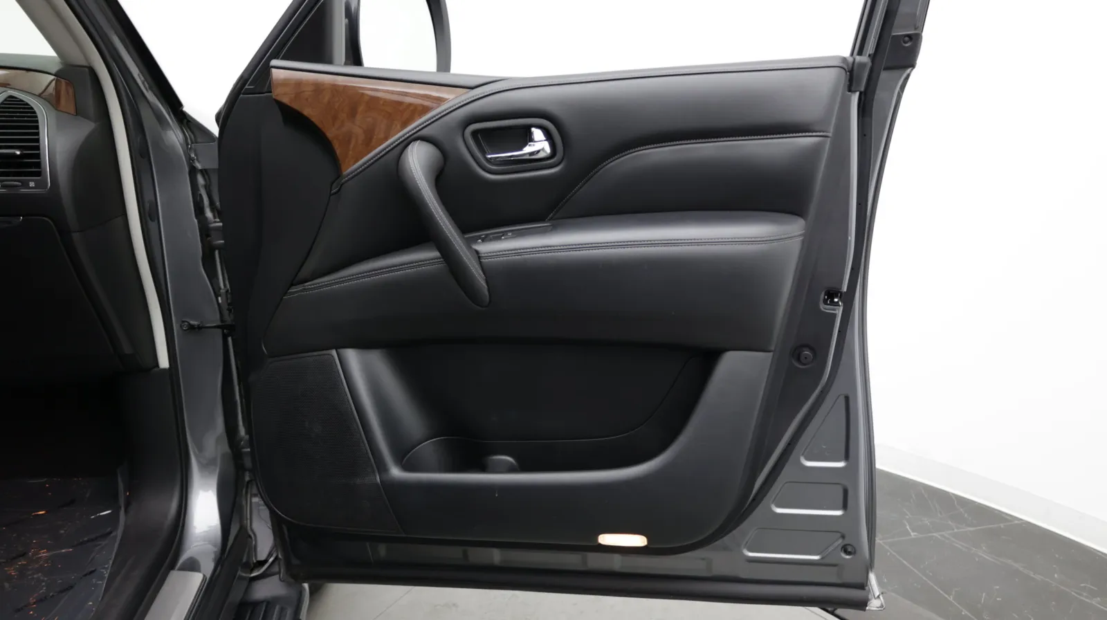 Infiniti QX80 photo 42
