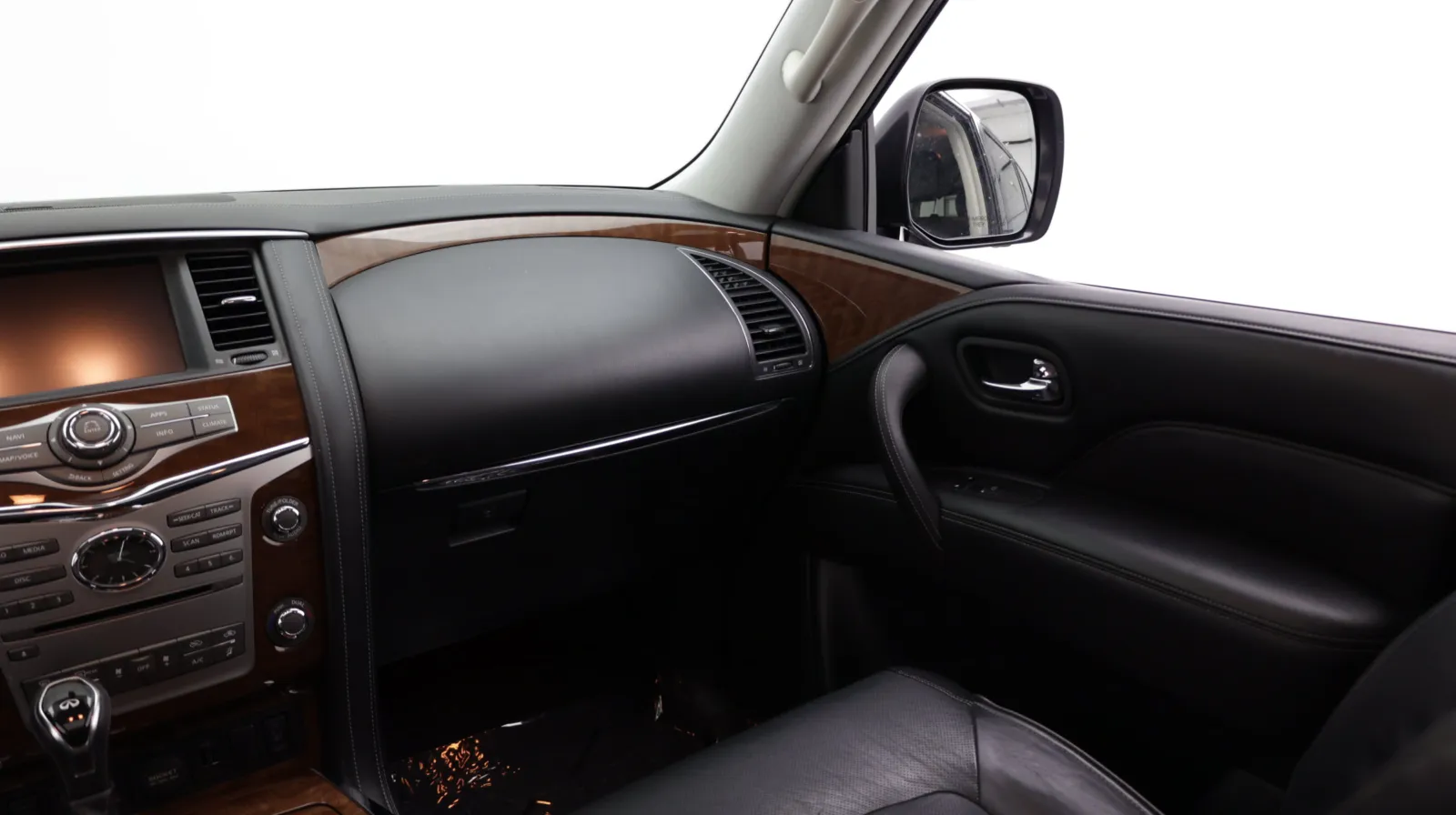 Infiniti QX80 photo 35
