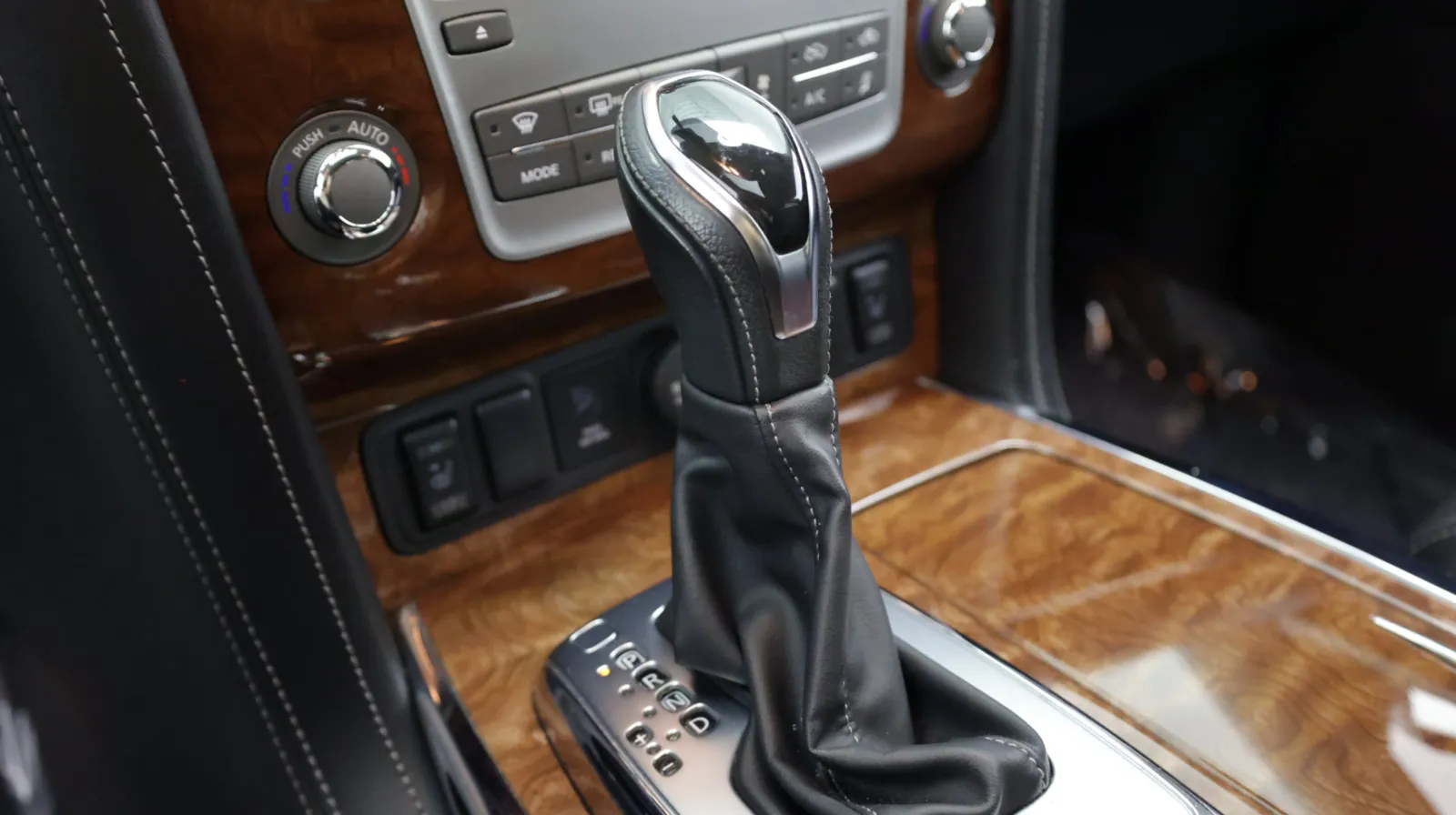 Infiniti QX80 photo 20