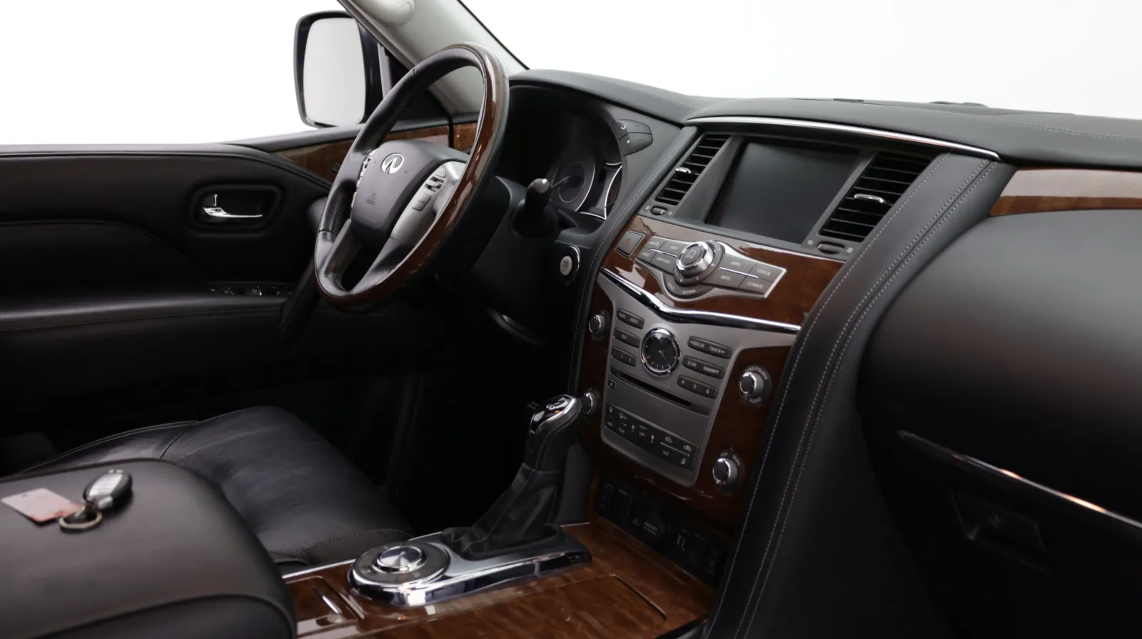 Infiniti QX80 photo 43