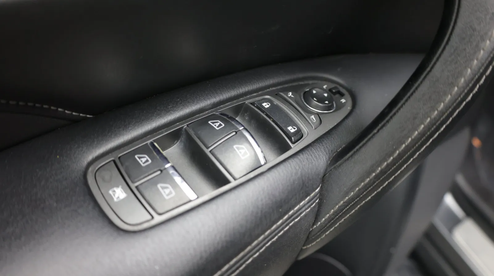 Infiniti QX80 photo 15