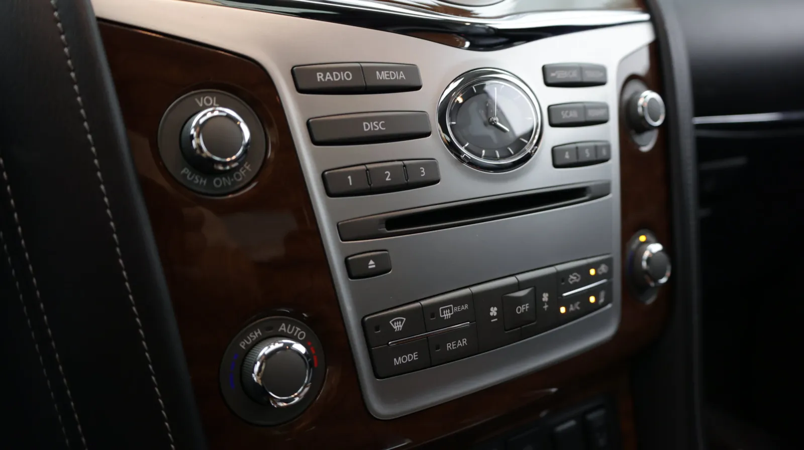 Infiniti QX80 photo 23