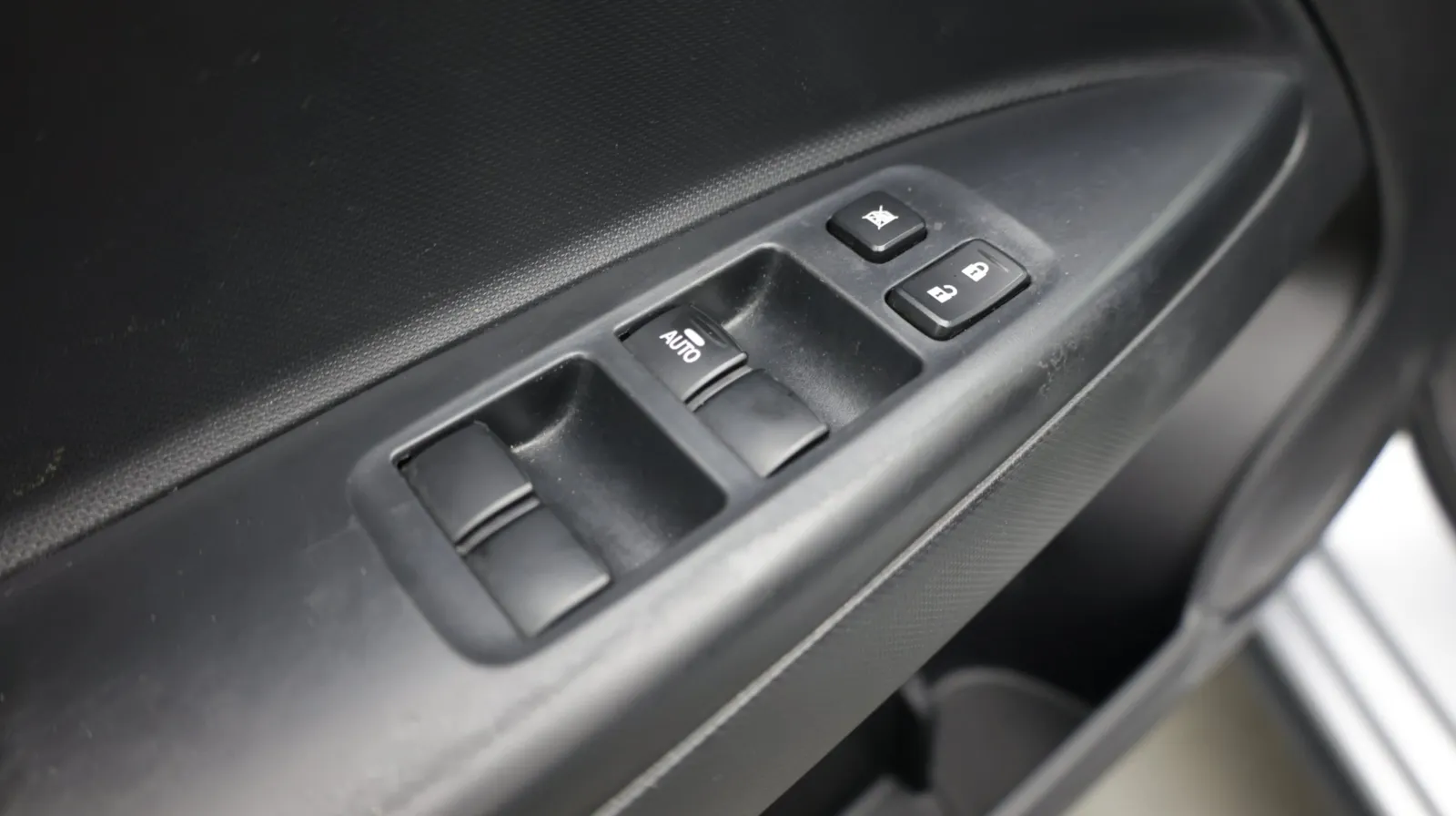 Mitsubishi Mirage photo 11