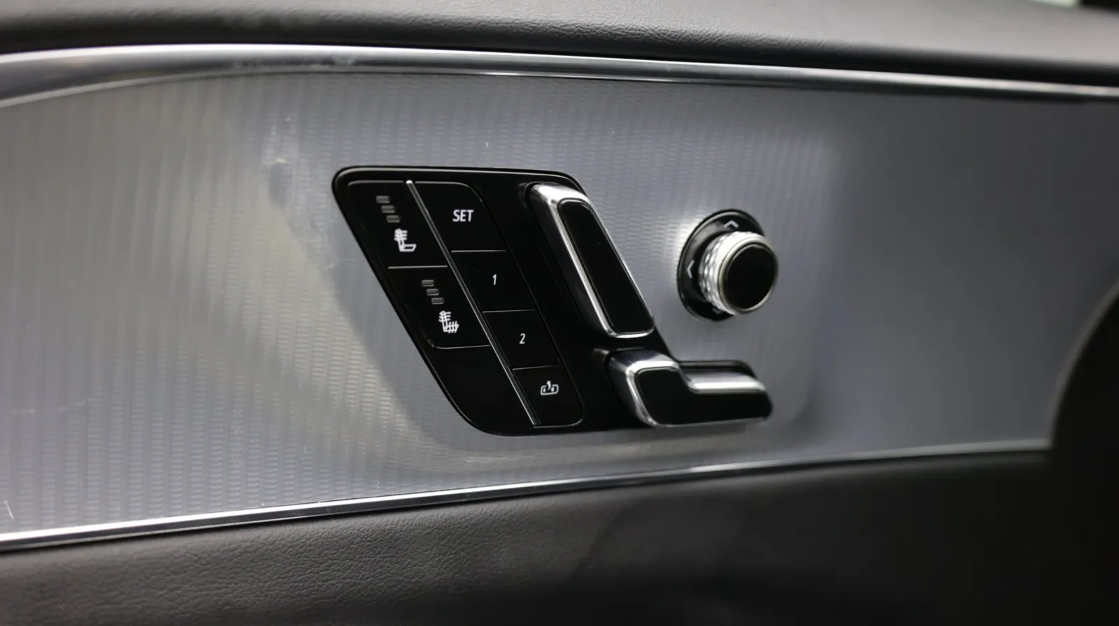 Cadillac Lyriq photo 12