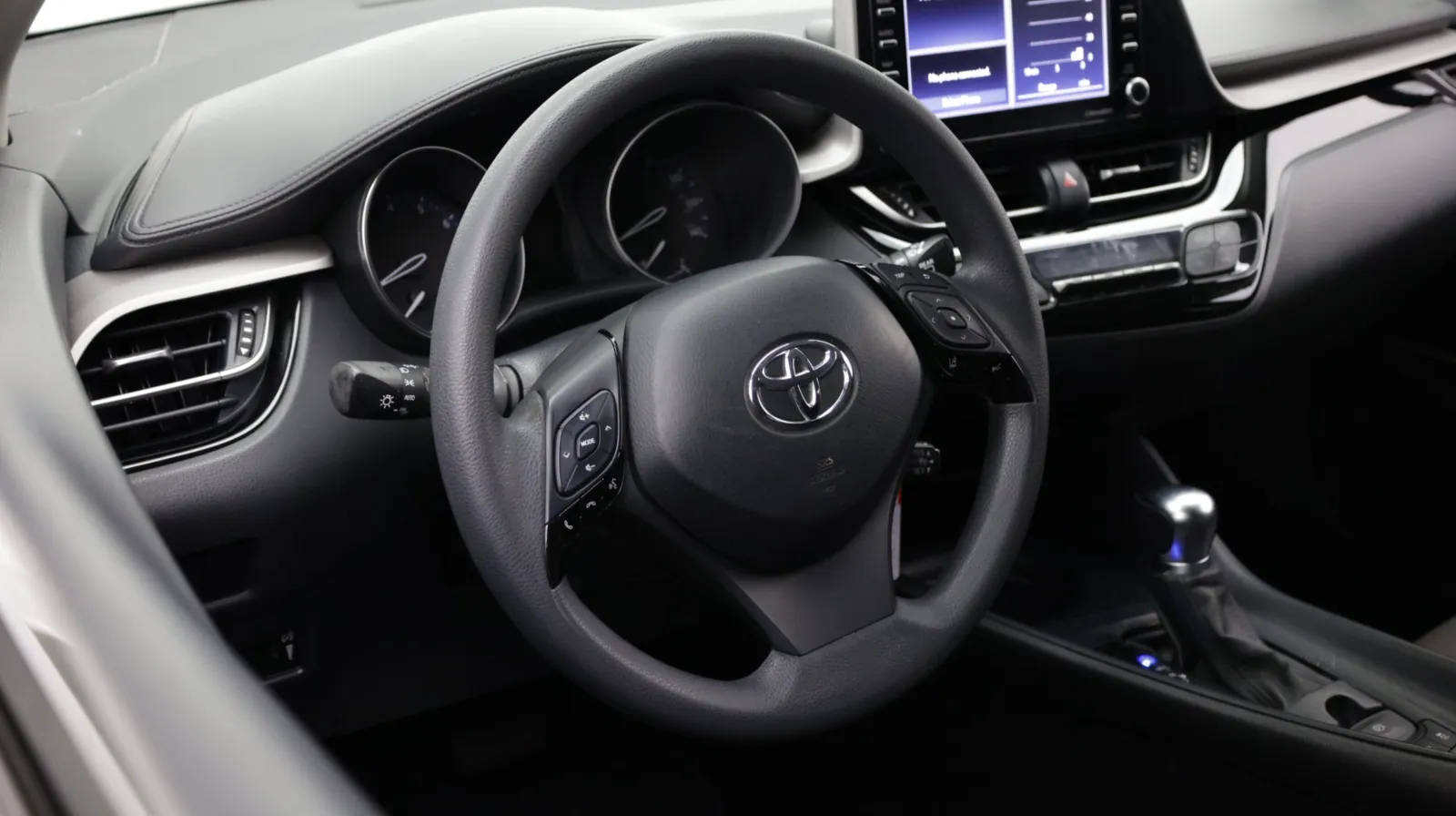 Toyota C-HR photo 8