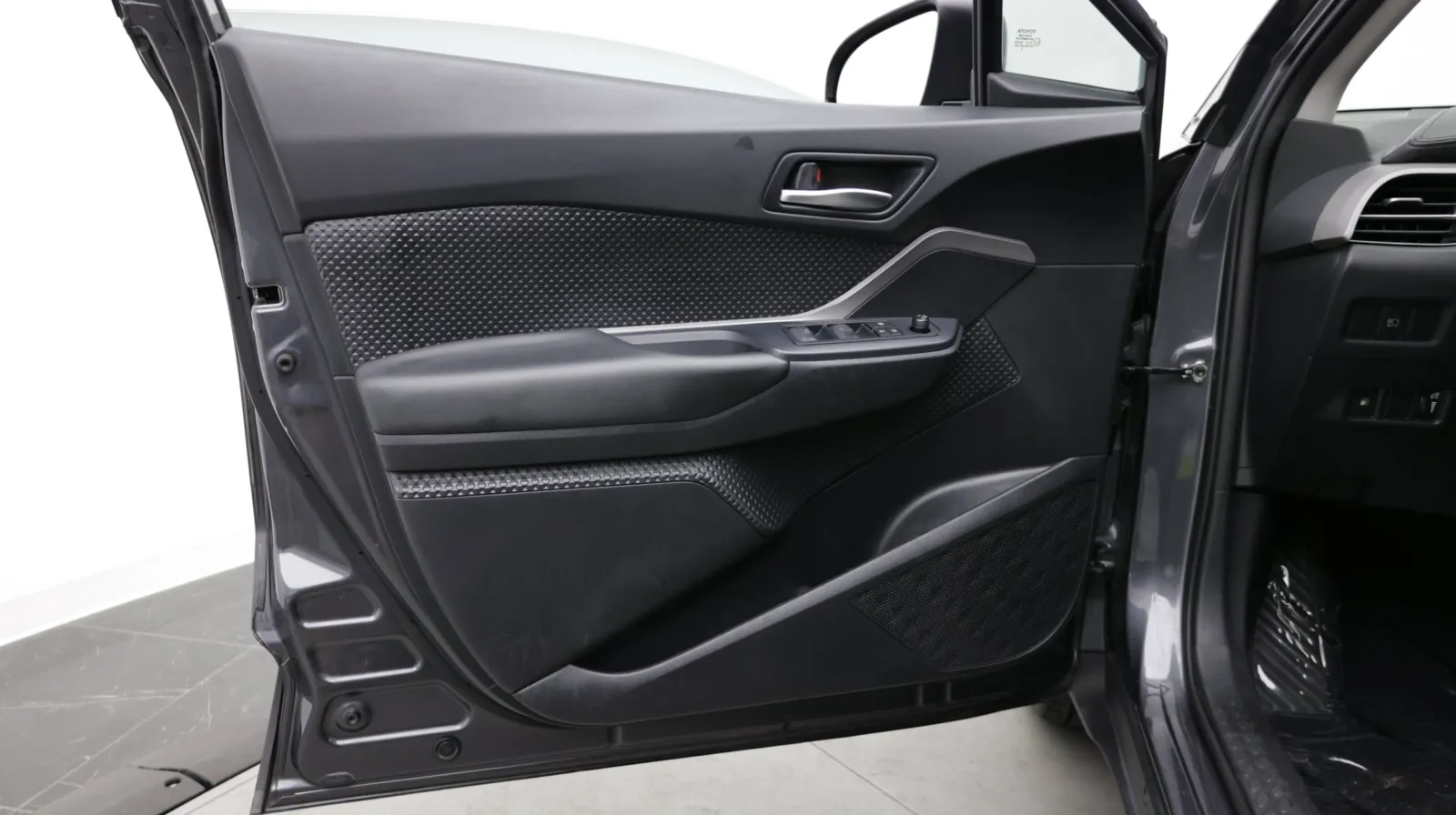 Toyota C-HR photo 9