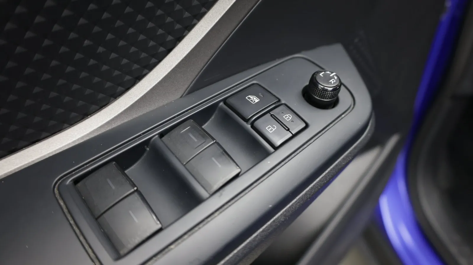 Toyota C-HR photo 11