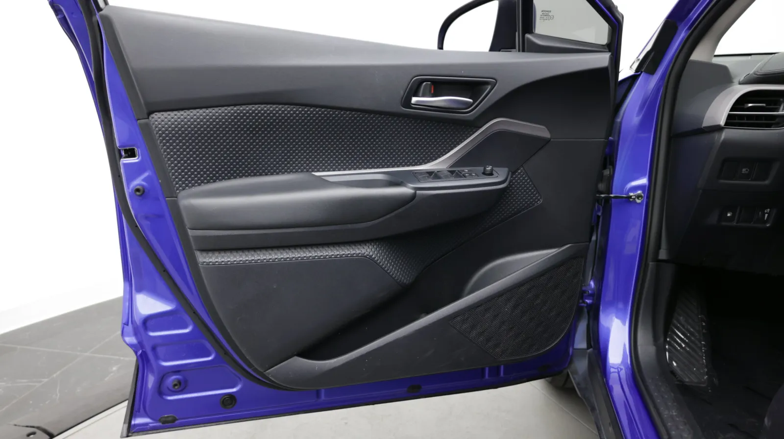 Toyota C-HR photo 9