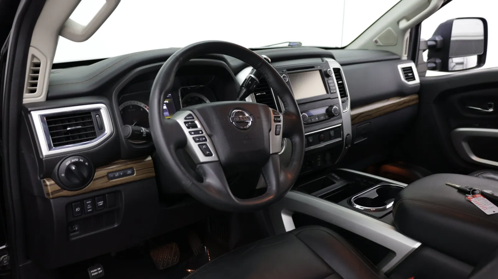 Nissan Titan photo 11