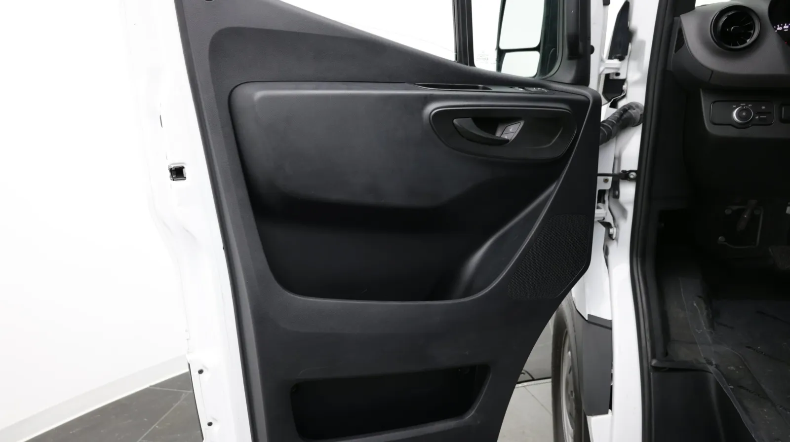 Mercedes-Benz Sprinter photo 9