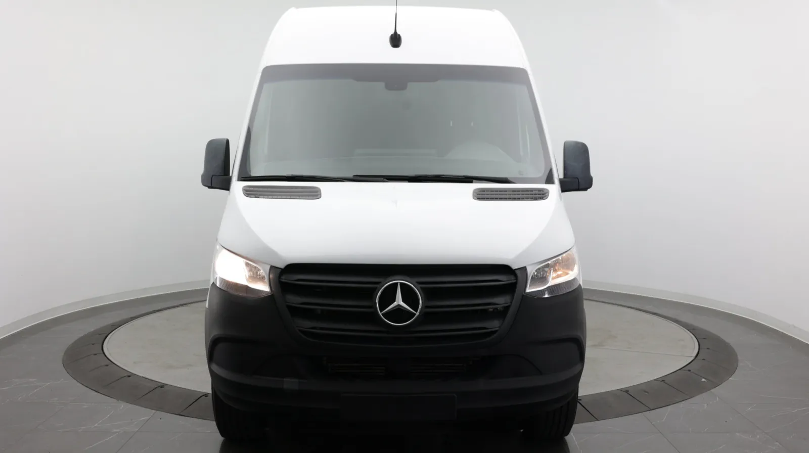 Mercedes-Benz Sprinter photo 2