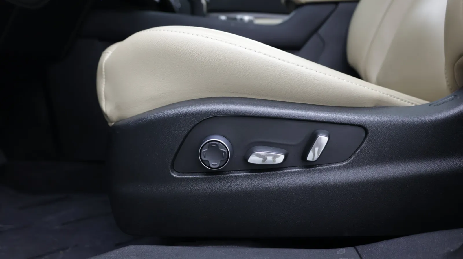 Cadillac XT4 photo 16