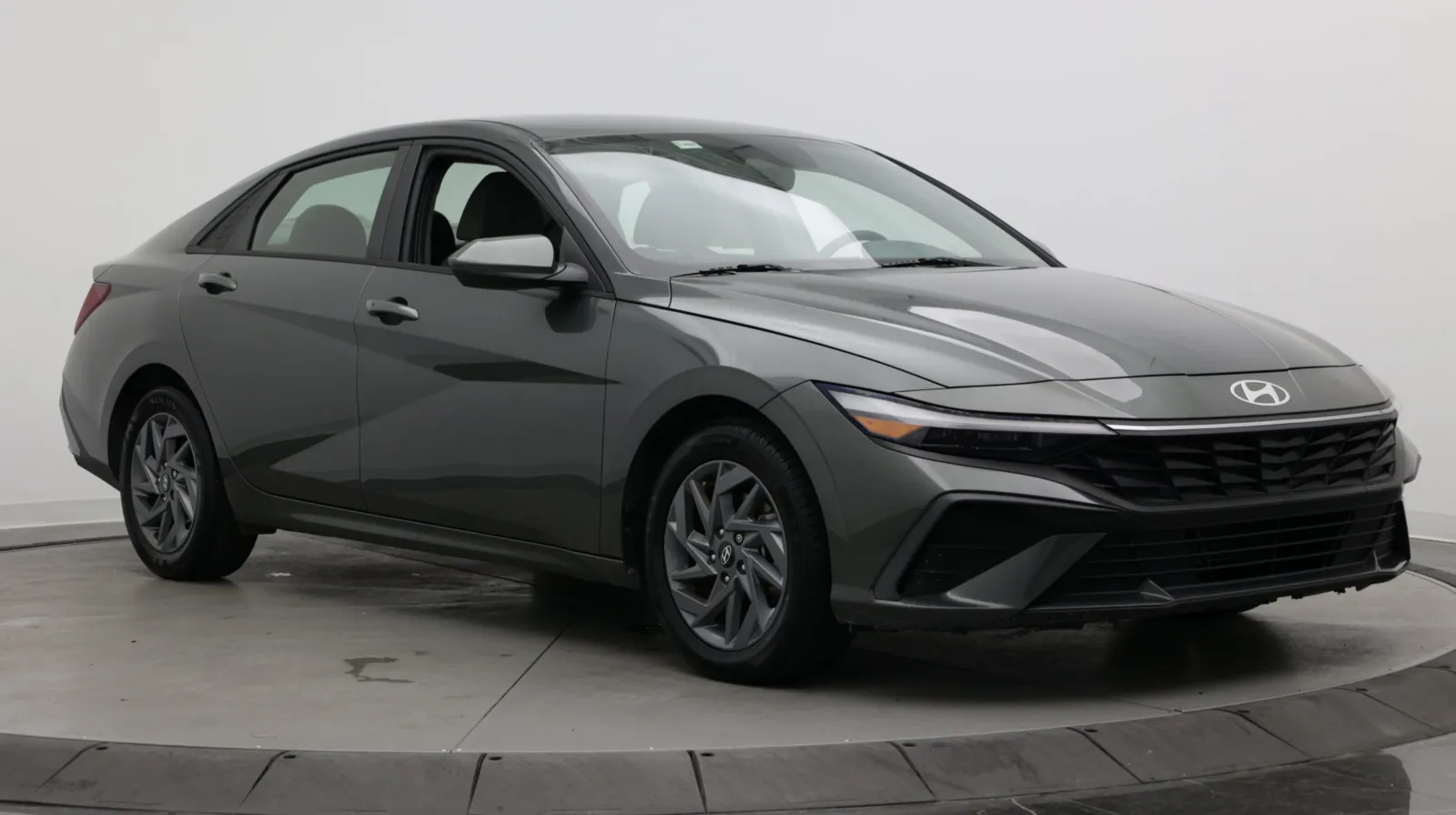 Hyundai Elantra photo 3